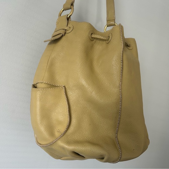 Butter yellow pebbled leather bucket bag - Picture 5 of 12